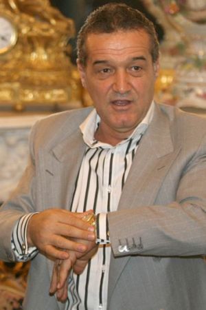 Gigi Becali şi-a făcut "glob", Elena Udrea l-a împrospătat