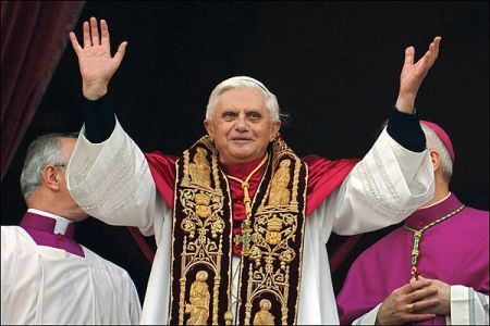 Papa Benedict al XVI-lea: Economia mondială, "construită pe nisip"