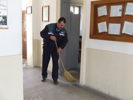Poliţişti la mătură