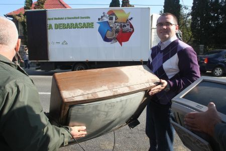 Reciclarea deşeurilor dă bine doar pe hârtie