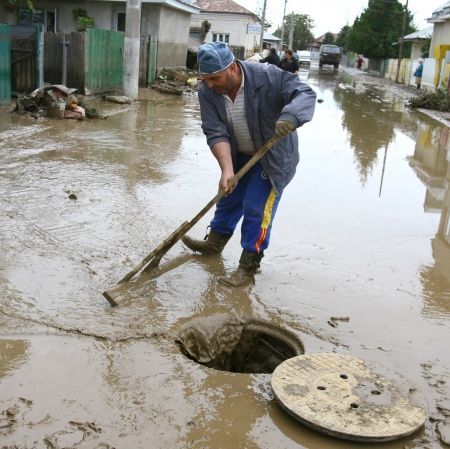 Sinistraţilor li s-au construit case fără uşi