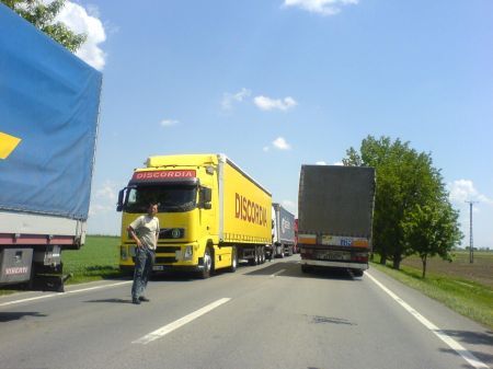 Transportatorii ameninţă cu blocada