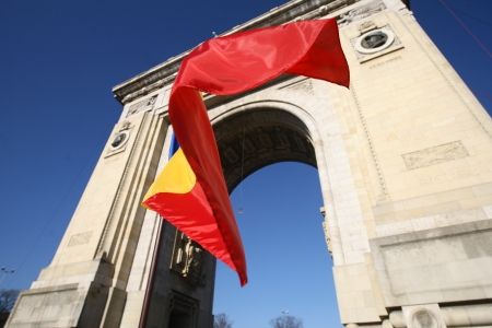 Un beţiv a încercat să dea foc drapelului naţional