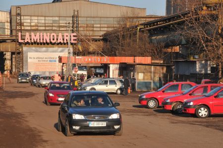 ArcelorMittal mai dă afară 500 de angajaţi