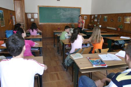 Bani mai mulţi pentru debutanţi, nimic pentru profesorii universitari