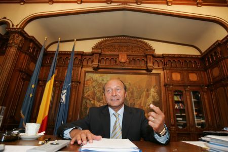 Băsescu invocă morţii Revoluţiei să mobilizeze la vot