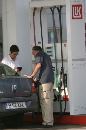 Benzină mai ieftină şi la Lukoil