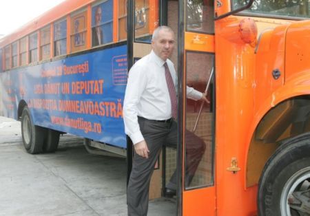 Dănuţ Liga îşi face campanie cu autobuzul