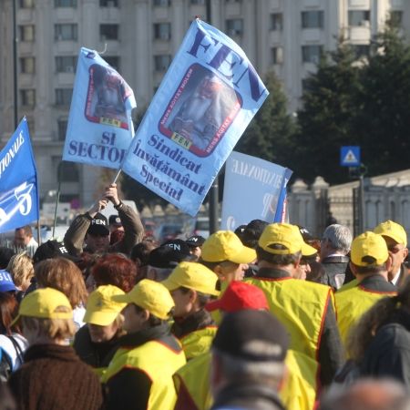 Dascălii au protestat două ore în stradă de ochii lumii