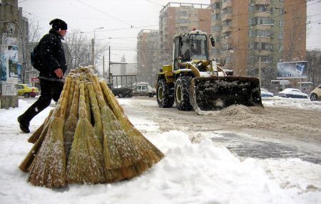 Drumurile deszăpezite cu soluţii de moment