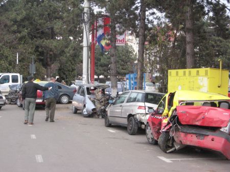 Expoziţie de maşini distruse în accidente