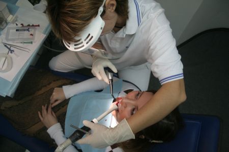 Falşi dentişti italieni cu diplome româneşti