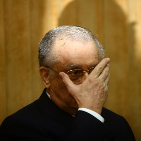 Iliescu, deranjat de sloganurile cu iz comunist