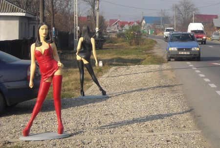 Prostituate din ghips, reclamă la pitici