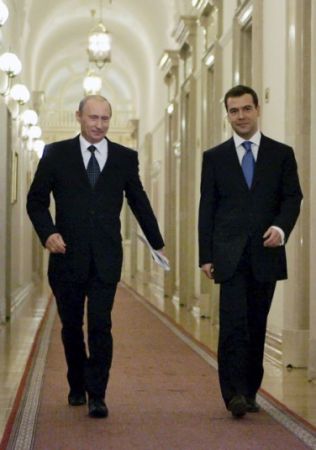 Putin îşi pregăteşte revenirea la Kremlin