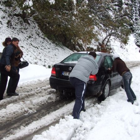 Traficul pe DN7, blocat de trei tiruri care au derapat