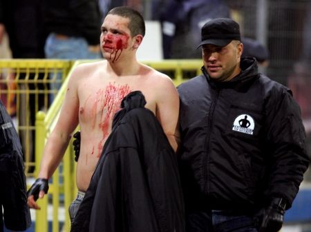 Zece fani ai Stelei au interdicţie pe stadioane