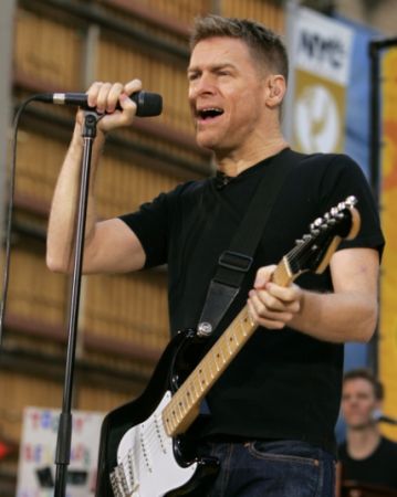 Bryan Adams, hărţuit de doi români