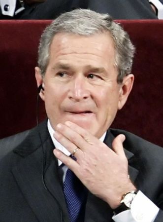Bush, atacat cu pantofi de un ziarist | VIDEO