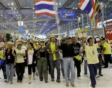 Demonstranţii din aeroporturi au demis guvernul thailandez