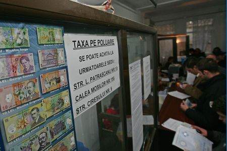 Efectele taxei de poluare: cozi la ghişee şi oameni în stradă