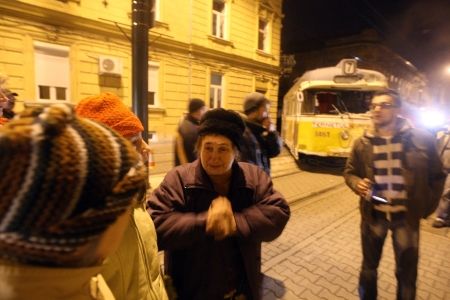 S-au trezit cu tramvaiul în casă