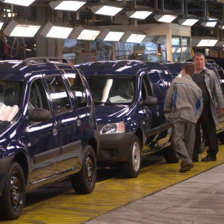 Salariaţii Dacia au reluat producţia