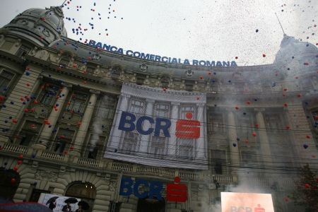 Angajaţii BCR renunţă la protest