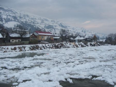 Blocurile de gheaţă de pe râul Bistriţa