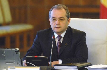 Boc a rămas cu pensia şi salariul în braţe