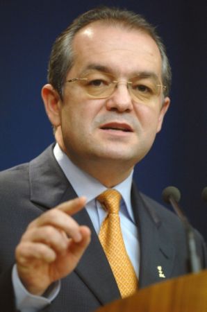 Boc: bani contra reformă educaţională