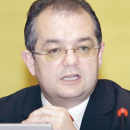 Emil Boc dă afară aproape 2.000 de funcţionari