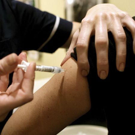 Ministrul Sănătăţii opreşte vaccinarea anti-HPV