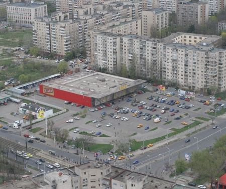 Parcare în centru limitată la două ore şi supermarketuri în afara oraşului