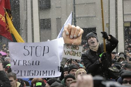 Protestele violente dau bătăi de cap UE