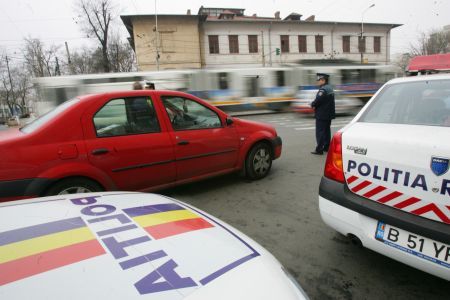 RESTRICŢII: Poliţiştii au raţie la benzină şi la curent