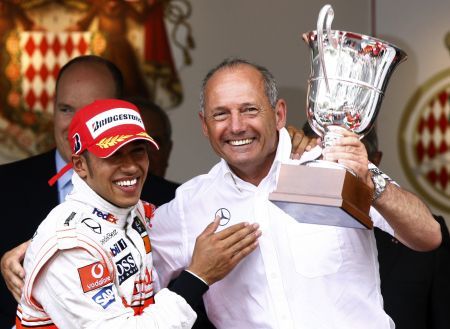 Ron Dennis se retrage de la şefia McLaren