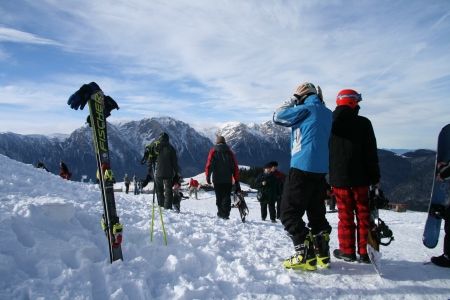 Traficul aglomerat strică ultimele zile de vacanţă