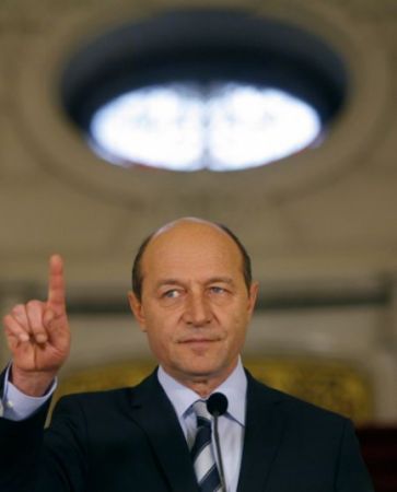 Băsescu le cere poliţiştilor să fie mai duri în lupta cu infractorii