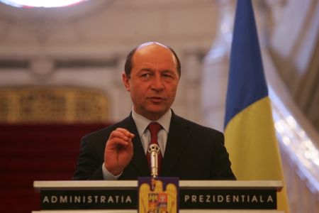 Cine îl bate pe Băsescu?