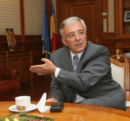 Datoria privată obligă statul să se împrumute