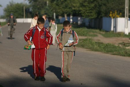 Guvernul vrea să taie subvenţia de transport pentru elevi