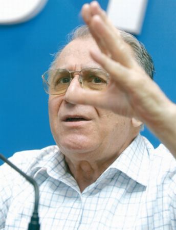 Iliescu proclamă sfârşitul capitalismului