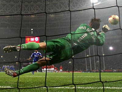 Invincibilul Van der Sar, aproape de un nou record