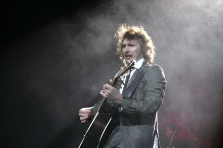 James Blunt promite să ne încânte