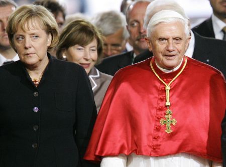 Merkel şi Papa, dezbinaţi de episcopul negaţionist