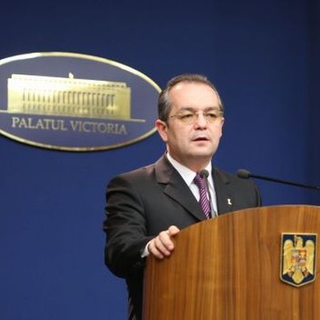 Premierul Boc dă afară și femei însărcinate