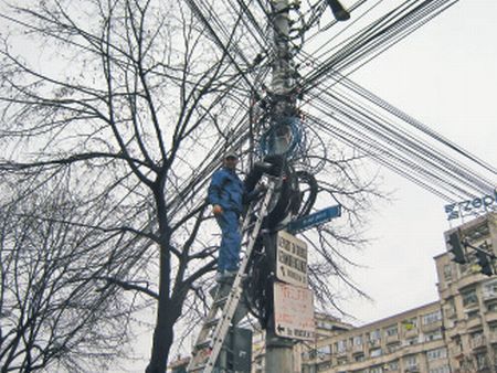 Primăria a tăiat ieri primele cabluri | VIDEO