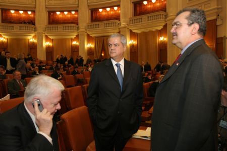 PSD şi PDL amână iar dosarele lui Năstase