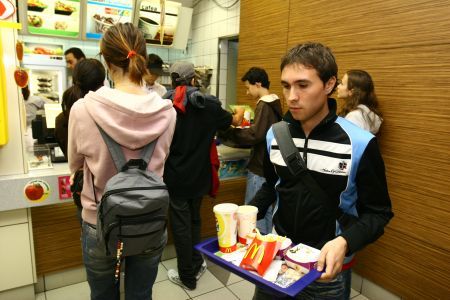 Românii cheltuiesc cel mai puţin la fast-food